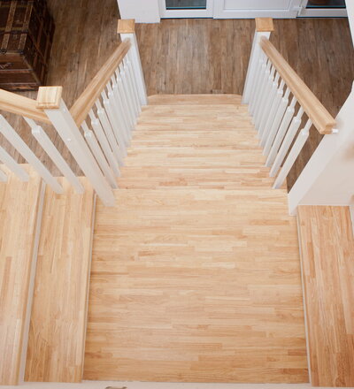 Betontreppenbelegung mit Podest, Holzart Handlauf und Stufen Hevea mosaik, Stäbe LH34, Pfosten PF5_PK13