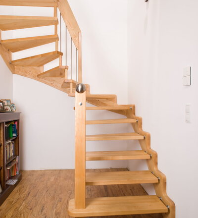 <p>Freitragende Treppe mit abgetreppter Wandwange; Holzart Esche</p>