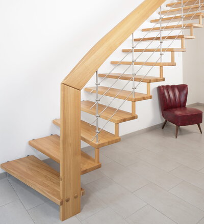 Gerade freitragende Treppe mit Reling-Geländer Holzart Eiche.