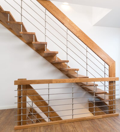 Freitragende Treppe in der Holzart Eiche mosaik geölt mit Reling-Geländer.