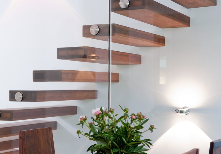 Die Stufen der Kragarmtreppe ragen wie schwebend in den Raum hinein.