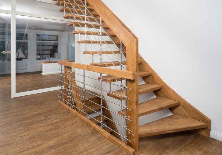 Freitragende Massivholztreppe mit wandseitiger Wange, Holzart Eiche mosaik astig und geölt, Milano 3 Geländer