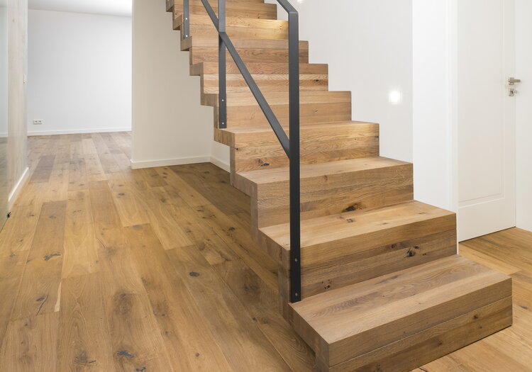 Faltwerktreppe mit Flachstahlgeländer in Eiche astig geölt Invisible (Rohholzoptik)