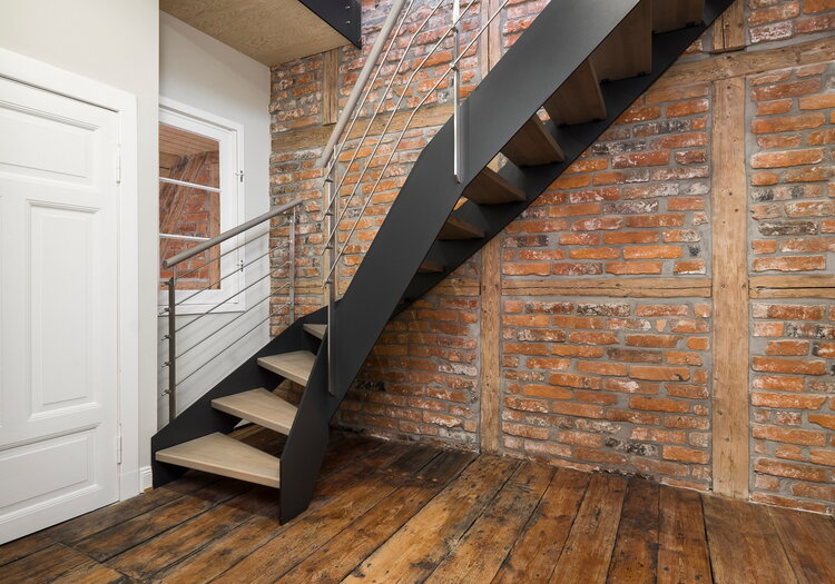 HPL Treppe mit Milano 2 Geländer