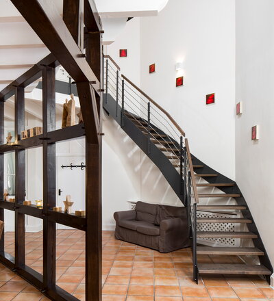 HPL-Treppe mit Stufen und Handlauf in der Holzart Buche mosaik geölt mit TBV Echtholz-Öl V-Black, Relingeländer und Glasbrüstung