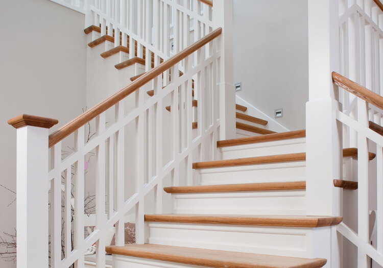 Steiggeländer und Stufenbelegung einer Betontreppe, Setzstufen mit aufgesetzten Profilleisten, Geländer schlicht und elegant