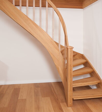 1/2 gewendelte offene Bogen-Wangentreppe Holzart Eiche geölt, Stäbe weiß transparent gewachst