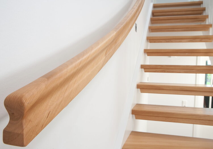 Wandhandlauf WT-H3 einer wandseitig eingestemmten freiseitig aufgesattelten Wangentreppe