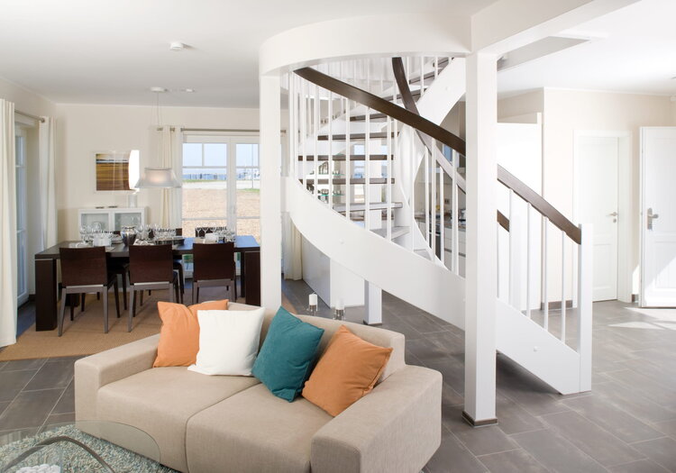 Halb gewendelte Bogentreppe mit Wangen und Stäben in der Holzart Whitewood weiß endlackiert. Stufen und Handlauf in der Holzart Buche auf Wenge gebeizt.