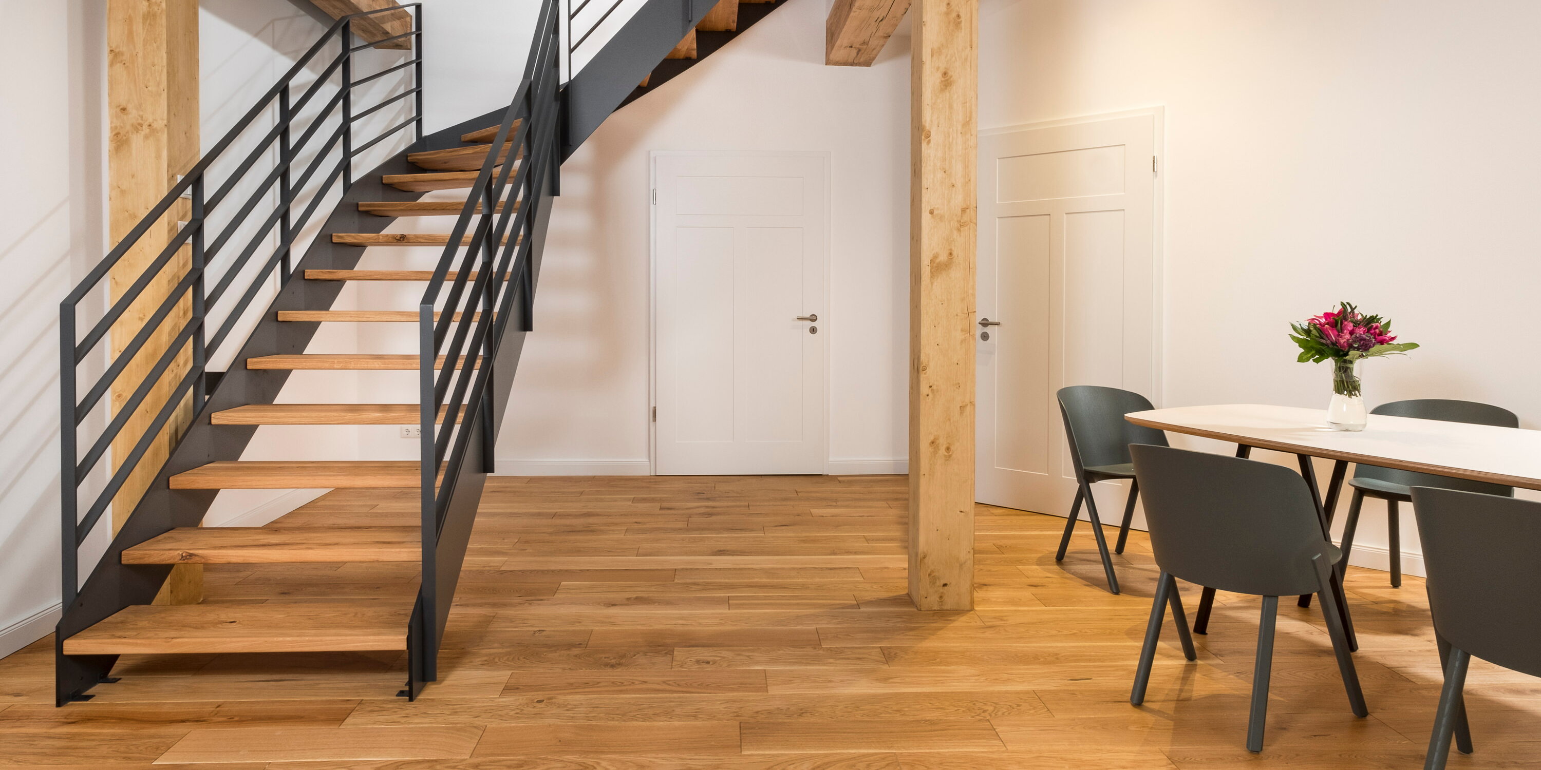 HPL-Treppe mit Stufen in der Holzart Eiche astig farblos geölt mit TBV Echtholz-Öl, Relinggeländer aus Stahl