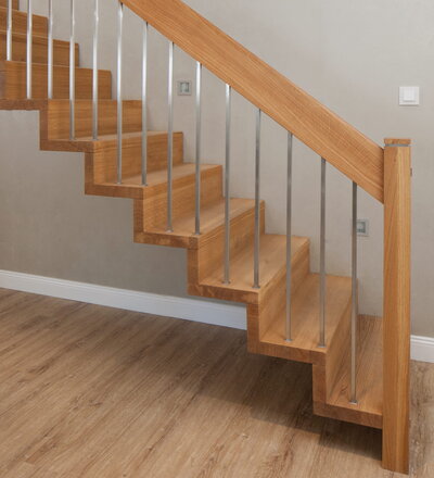 1/4 gewendelte Faltwerktreppe in der Holzart Eiche geölt, Relingeländer mit Drahtseilfüllung