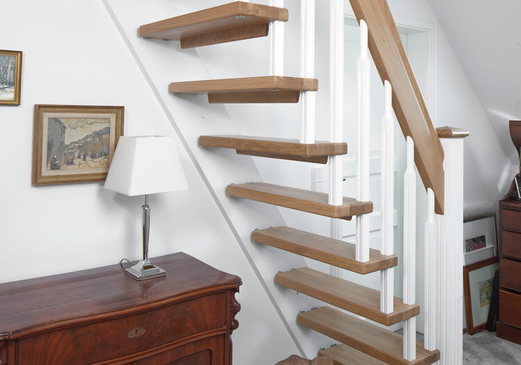 Freitragende geradläufige Raumspartreppe, Holzart Eiche