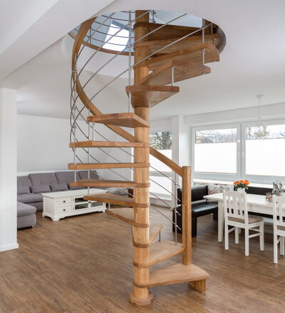 Spindeltreppe in der Holzart Eiche mosaik geölt mit Reling-Geländer.