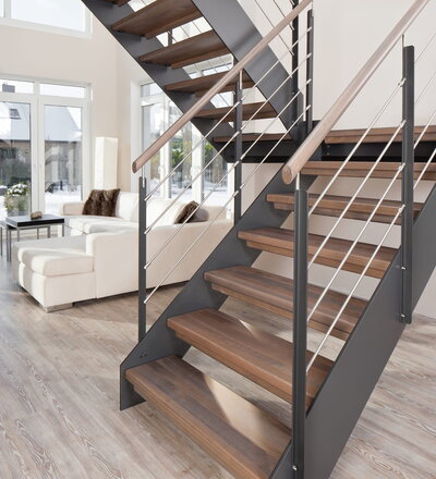 HPL-Treppe mit Podest und Relinggeländer, Stufen und Handlauf Holzart Buche grau gebeizt.