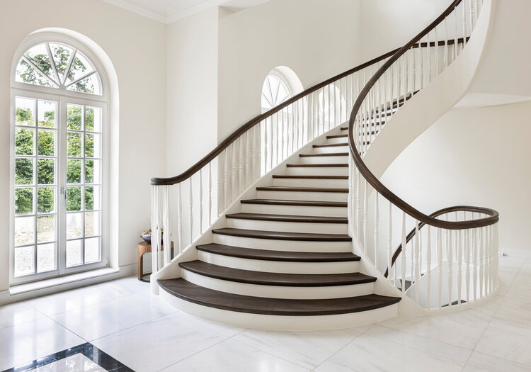 Geschlossene Wangentreppe über 4 Etagen; Wangen, Stäbe und Setzstufen weiß endlackiert; Stufen und Handlauf in der Holzart Eiche geölt. Treppe im Keller von unten mit Raumtrennung, um Raum unterhalb der Treppe zu nutzen.