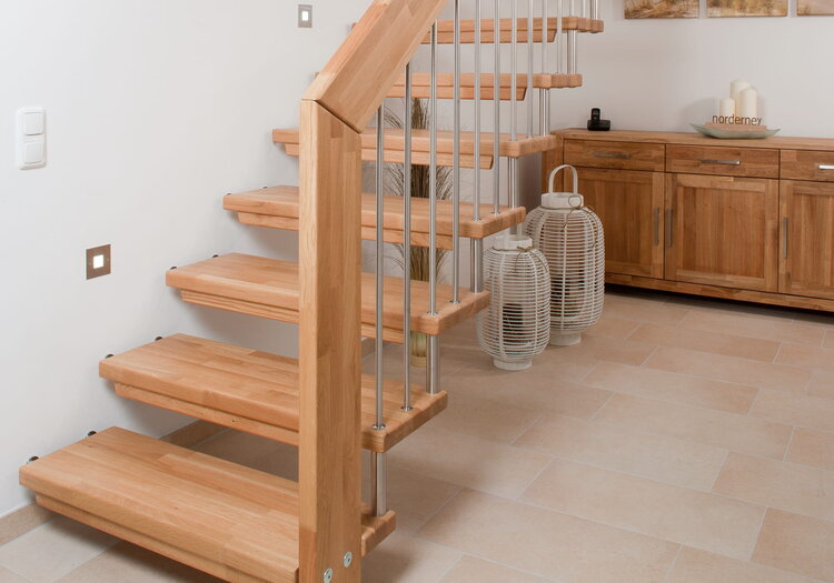 Freitragende gerade Treppe in der Holzart Eiche mosaik farblos geölt Pure
