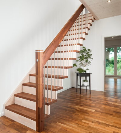 Gerade Faltwerktreppe, Stufen, Pfosten und Handlauf in der Holzart Akazie mosaik Pure (farblos) geölt mit TBV Echtholz-Öl, Setzstufen und Wandwange in der Holzart Buche mosaik weiß geölt mit TBV Echtholz-Öl V-White