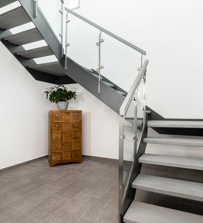 HPL-Treppe mit Glasgeländer, Stufen und Handlauf in der Holzart Buche mosaik mit TBV Echtholz-Öl grau geölt