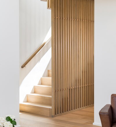 Betonstufenbelegung in der Holzart Eiche geölt, Brüstungsgeländer und Absturzsicherung im asiatischen Stil Eiche geölt.