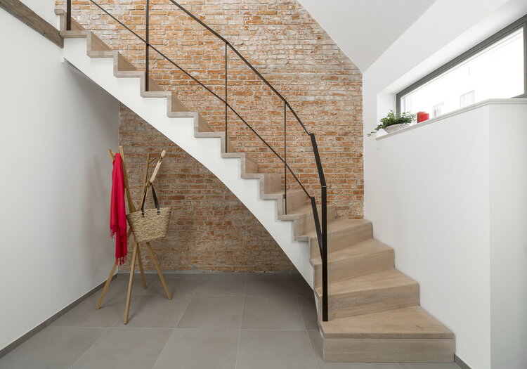 Aufgesattelte Wangentreppe mit Tritt- und Setzstufen in Faltwerkoptik, Holzart Eiche V-White geölt