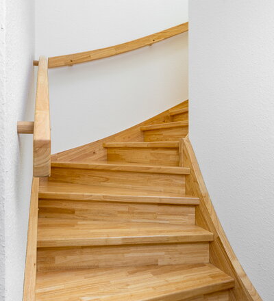 Wangentreppe zwischen zwei Wänden in der Holzart Hevea mosaik farblos lackiert